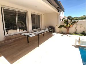 VILLA FLAVIE- Luxueuse - Piscine Sous le Soleil- Confort Jardin Barbecue -Borne Recharge Electrique 10min PLAGE- FAMILLE-PISCINE
