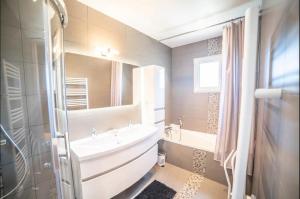 Villas VILLA FLAVIE- Luxueuse - Confort Jardin Barcecue Borne Recharge Electrique 10min PLAGE- FAMILLE-PISCINE-TOP PROS SERVICES Conciergerie : photos des chambres
