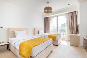 Spacious 2-bedroom beachfront apartment with pool