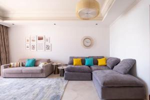 Spacious 2-bedroom beachfront apartment with pool