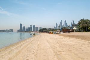 Spacious 2-bedroom beachfront apartment with pool