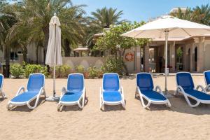 Spacious 2-bedroom beachfront apartment with pool