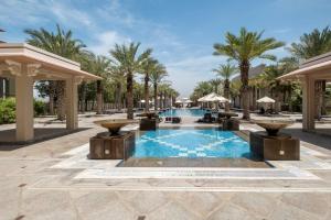 Spacious 2-bedroom beachfront apartment with pool