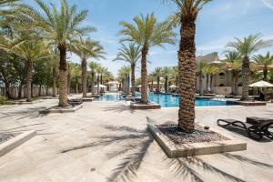 Spacious 2-bedroom beachfront apartment with pool