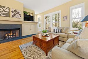 Winterberry Cottage Treetop Balcony and 5 Min to Downtown Black Mtn!