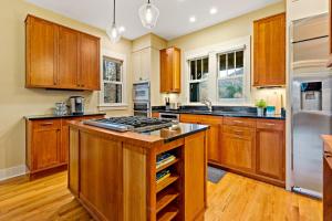 Winterberry Cottage Treetop Balcony and 5 Min to Downtown Black Mtn!