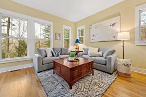 Winterberry Cottage Treetop Balcony and 5 Min to Downtown Black Mtn!