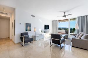 2 bedroom with sea and mountain views, pool