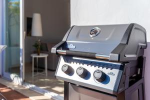 2 bedroom with sea and mountain views, pool