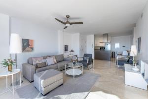 2 bedroom with sea and mountain views, pool