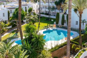 2 bedroom with sea and mountain views, pool