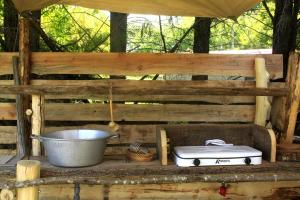 Tentes de luxe Belle Roulotte unique en pleine campagne Au Jardin de la Vouivre : photos des chambres