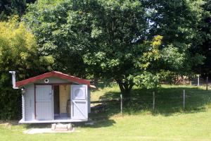 Tentes de luxe Belle Roulotte unique en pleine campagne Au Jardin de la Vouivre : photos des chambres