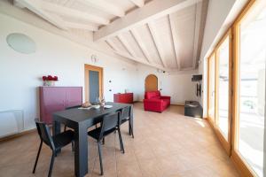 Appartamenti Theo e Fabiola con piscina e vista lago