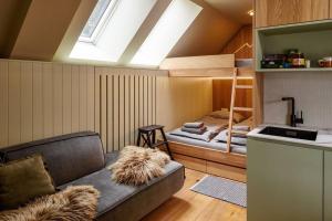 Brand New Mountain Studio & Balcony