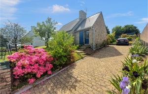 Maisons de vacances Nice Home In Rosporden With Wifi And 3 Bedrooms : photos des chambres