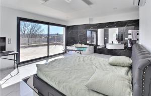 Maisons de vacances Amazing Home In Pont Saint Esprit : photos des chambres