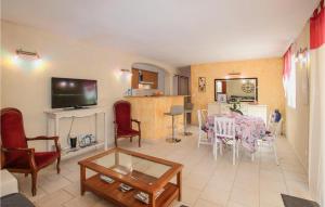 Maisons de vacances 2 Bedroom Gorgeous Home In Rousset Les Vignes : photos des chambres