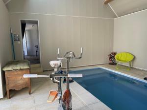 Maisons de vacances jolie maison de campagne avec piscine interieur chauffee : photos des chambres