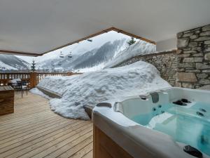 Appartement élégant avec jacuzzi à Val-dIsère - 4 chambres en suite, proche piste de Bellevarde - FR-1-567-87