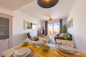 Beachfront, pool, terrace & WIFI