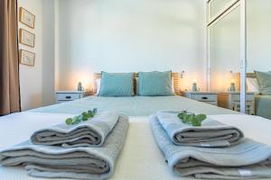 Beachfront, pool, terrace & WIFI