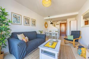 Beachfront, pool, terrace & WIFI