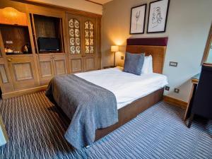 Single Room with Bath room in Milton Keynes/Buckingham Villiers Hotel