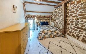 Maisons de vacances Stunning Home In Bazouges-la-prouse With Wifi And 3 Bedrooms : photos des chambres