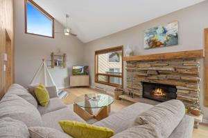 Cliffview Luxury Vacation Rental at Windcliff home