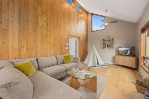 Cliffview Luxury Vacation Rental at Windcliff home