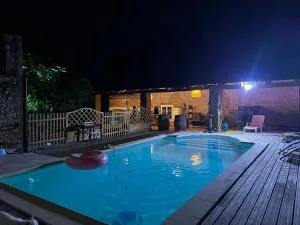 Magnanerie avec piscine en Coeur de village - Lèzan
