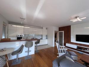 White Homes 37 • Central Point