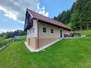 Sunflower House with SPA and Sauna