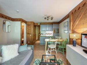 Appartement skis aux pieds, accès piscine et spa - FR-1-566-46