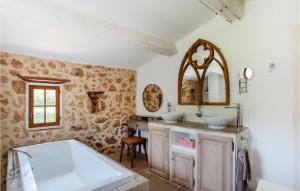 Maisons de vacances Nice Home In Carcs With Outdoor Swimming Pool, Wifi And 6 Bedrooms : photos des chambres