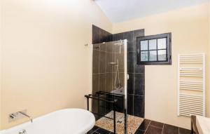 Maisons de vacances 6 Bedroom Pet Friendly Home In Carcs : photos des chambres