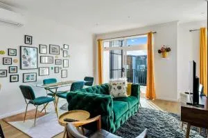 3 Bedroom Stunner in Hobsonville - WiFi - Netflix - Paremoremo