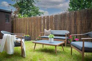 Stunning 2 bed flat with parking, and garden with mountain views