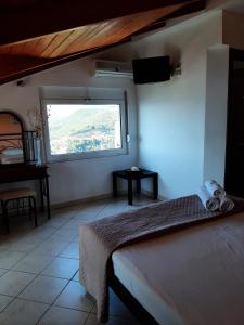 Double Room with Balcony and Sea View room in Zoe's Studios