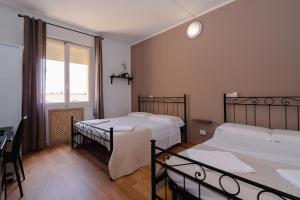 Triple Room with Shared Bathroom room in Galleria Del Reno