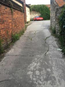 Comfortable rooms with live in host, walking distance to the High St & more