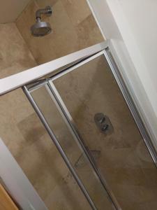 Y Swdio, Ferm Glandwr