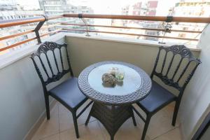 Staycation, City Center Apartment with balcony