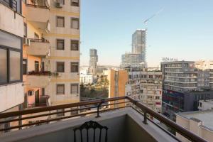 Staycation, City Center Apartment with balcony