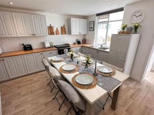 Stylish 3BR Cowes Cottage Close To The Waterfront