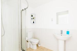 Spacious Group House for Medical Staff, Contractors & Families - Ensuites, Parking & Netflix by DreamyPads