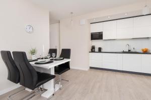 Comfy Apartment Kapitańska & Parking & Balcony by Renters