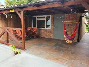 DOG FRIENDLY little bungalow with patio & private driveway - 凯辛兰