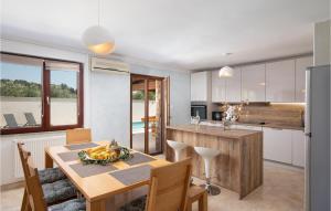 Nice Home In Medulin With Kitchenette